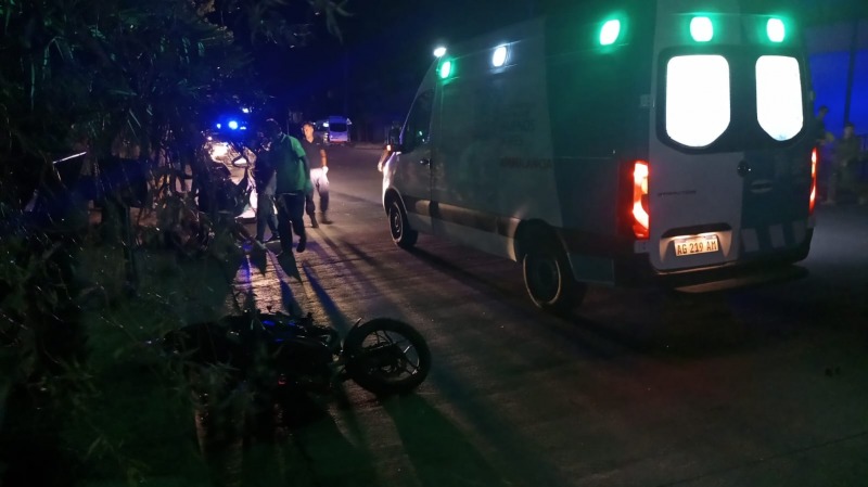 Motociclista con fuertes golpes tras colisionar con un auto